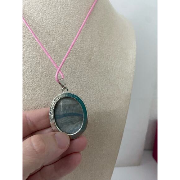 Gray oval shell pendant necklace - Picture 3 of 4